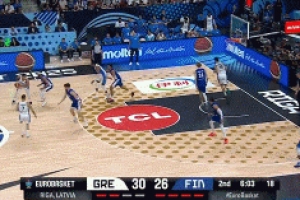 勢(shì)大力沉！字母哥籃下接球 轉(zhuǎn)身起飛雙手暴力砸扣