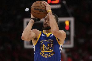 Lowe：膽小鬼怕投籃命中率下降0.1%就不敢投 他們應(yīng)向庫(kù)里&JR學(xué)習(xí)