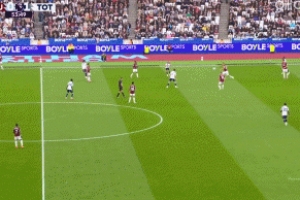 熱刺多打一人！紹切克飛鏟踢倒帕利尼亞，被裁判直紅罰下