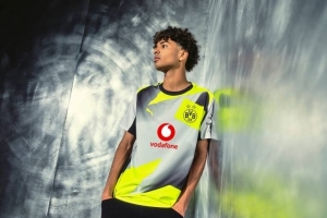 德媒：多特球迷打橫幅吐槽新款客場(chǎng)球衣，認(rèn)為這是聯(lián)賽最糟糕球衣