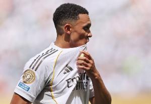 郵報：阿諾德再次無緣首發(fā)陣容，他在皇馬的日子不好過