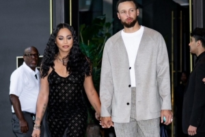 阿耶莎曬自己與庫里合照：你始終是我和無數(shù)人的靈感源泉 愛你！