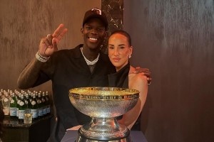 我做到了！施羅德曬照：老婆，我說(shuō)過(guò)我會(huì)為你贏下冠軍！