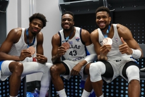 ??過去和現(xiàn)在！字母弟曬照：來自雅典塞波利亞的三兄弟！