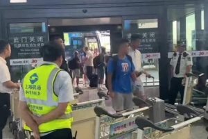 博主：申花主帥斯盧茨基疑似和球迷在機(jī)場(chǎng)發(fā)生爭(zhēng)執(zhí)