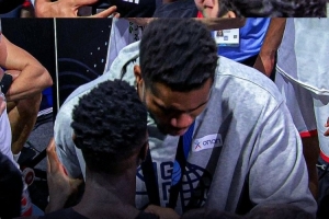 雙雙入選最佳陣容&皆拿獎(jiǎng)牌！字母哥和施羅德?lián)肀е乱? >
                                        </div>
                                    </div>
                                                                        <div   id=