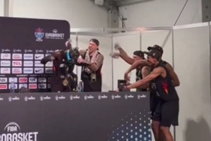 生日夜奪冠+MVP！施羅德賽后新聞發(fā)布會被隊友潑水慶生&唱生日歌