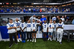 都是同城兄弟！哈利帶一眾隊(duì)友觀看同城NFL小馬隊(duì)比賽