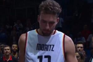 兄弟情深！小瓦賽后身穿哥哥大瓦的球衣參加頒獎(jiǎng)典禮！