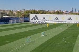 記者：由于歐冠賽前興奮劑檢查，皇馬訓(xùn)練時(shí)間推遲了一個(gè)小時(shí)