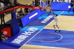 狀態(tài)火熱！香港金牛孫晨然全場(chǎng)拿下15分4籃板！外線3中3！