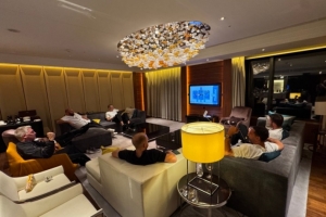 慘！費迪南德、魯尼等曼聯(lián)名宿在酒店看曼市德比，結(jié)果曼聯(lián)被吊打