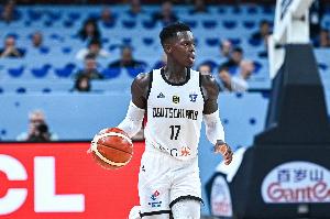 施羅德上半場兩分 下半場10中5拿到14分7助 最后時(shí)刻連得4分