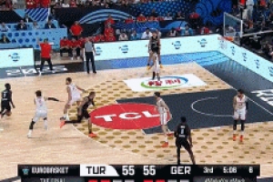 定海神針！申京反擊一條龍轉(zhuǎn)身對(duì)抗上籃2+1反超回來！ 狂秀肌肉！