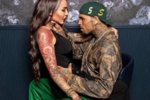 妻子：我能坐歌手克里斯-布朗腿上拍些熱辣照嗎？大將軍：沒問題