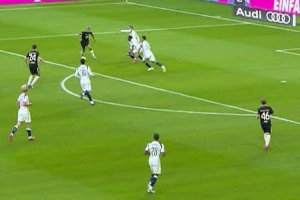 精彩！17歲小將卡爾對陣熱刺遠(yuǎn)射破門，當(dāng)選拜仁8月份最佳進(jìn)球