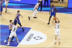 挺身而出！香港金牛厄特爾各種破聯(lián)防 貢獻(xiàn)15分3板5助2斷！