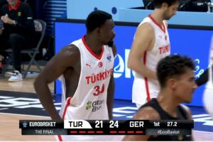 決賽的強度！博納籃下2+1但球衣被撕開一個大口 裁判未吹停比賽！