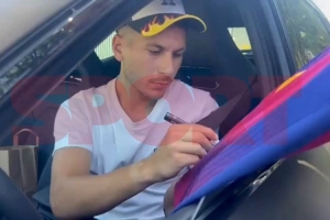 上演巴薩首秀！巴德吉賽后為球迷簽名+合影??