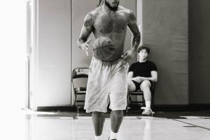 下賽季可勁掄！惠特摩爾更新社媒曬出自己夏日特訓(xùn)集錦