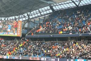 殺人誅心！比賽尾聲階段曼城球迷高唱：早上就下課