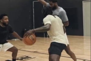 朱哥干貨教學(xué)！霍勒迪教你如何擠開投籃空間 命中跳投