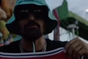 滿級大佬突襲新手村！特雷-楊游樂場玩投籃游戲 連進(jìn)6個(gè)拿走獎(jiǎng)品