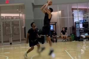 留點懸念！訓練師曬布克訓練集錦 上腳最新簽名鞋但被打上馬賽克