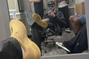 支持球隊(duì)大哥！霍姆格倫對(duì)鏡自拍曬亞歷山大簽名鞋！