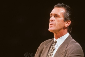 如何描述萊利？查爾莫斯：黑社會老大 就像《教父》