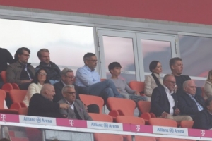 圖片報(bào)：拜仁5-0大勝漢堡時(shí)，埃貝爾父親坐在他和赫內(nèi)斯的后一排