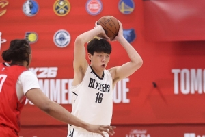 拓媒：楊瀚森傳球能力很強(qiáng) 具備成為球隊(duì)組織核心的潛力