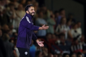 評(píng)論員：阿莫林的話是在主動(dòng)求下課，既然堅(jiān)持體系就得踢出穩(wěn)定性