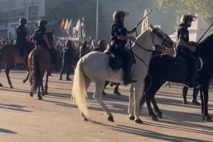 場面失控????伯納烏球場外大批馬賽球迷與警方爆發(fā)沖突