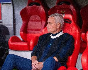 記者：穆里尼奧接受只簽到賽季末的合同，且大幅降低自己的薪水