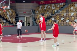 中國女籃今晚迎戰(zhàn)尤文圖特！張子宇賽前重點進(jìn)行罰球訓(xùn)練