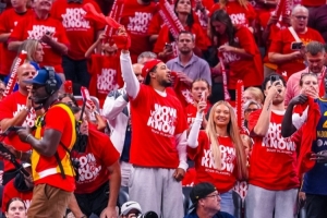 印城代言人！哈利攜未婚妻現(xiàn)場(chǎng)助威狂熱隊(duì)季后賽比賽！