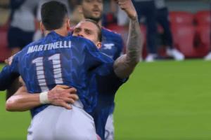 氛圍太棒了??馬丁內利破門后，卡拉菲奧里狂指他球衣名回擊批評