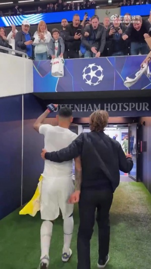 難掩喜悅！弗蘭克、羅梅羅返回球員通道，前者顯得更加激動