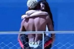 ??亞馬爾被拍到與女友在露臺親熱，女友雙腿纏繞其腰間被抱起