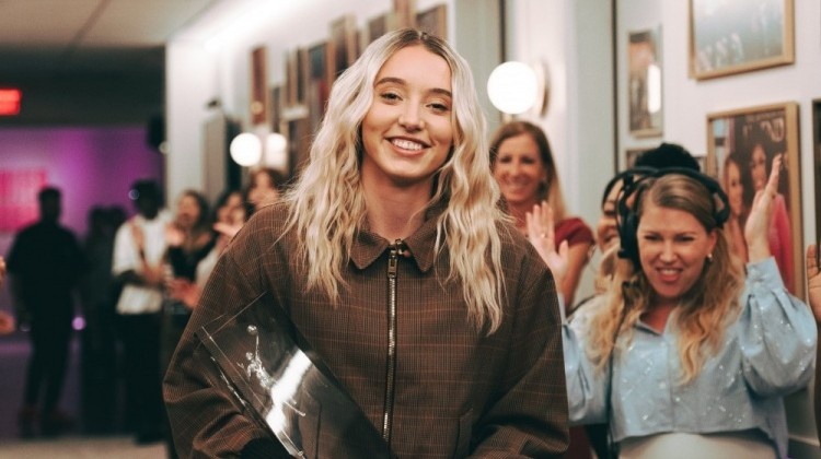 領(lǐng)獎(jiǎng)來(lái)了！佩奇-布克斯接過(guò)最佳新秀獎(jiǎng)杯！