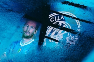 藍月傳奇！歐冠官方曬德布勞內(nèi)重返伊蒂哈德海報