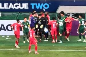 不理智！國安球迷砸水瓶爆頭河內(nèi)球員，對方怒踢廣告牌引爆沖突