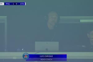 ??又來？恩里克在看臺頭戴耳機(jī)指揮巴黎，此前法甲就有類似情況