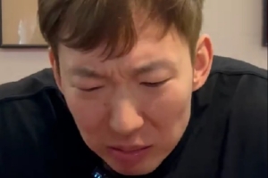 新表情包！周琦曬北京小吃挑戰(zhàn)之三巨口：是我吃的地方不對(duì)？