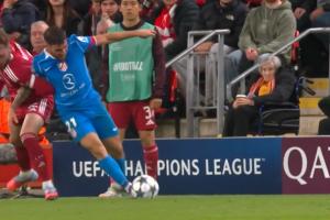 布拉德利拉加蘭手臂拽到對(duì)手，被裁判出示黃牌