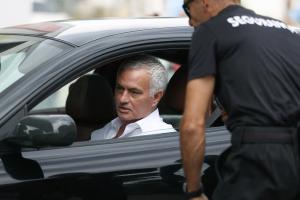 太有實(shí)力了！穆里尼奧駕駛法拉利抵達(dá)，準(zhǔn)備與本菲卡正式簽約