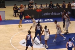 三分射手！香港金牛董健展現(xiàn)外線投射能力 命中4記三分拿13分3板