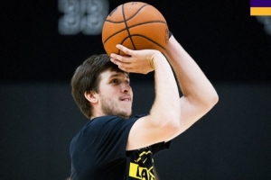 頭發(fā)太長？湖人官方曬里夫斯訓練照 東契奇評論：請你理個發(fā)吧