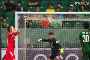 非常不滿！河內(nèi)無人防守遠(yuǎn)射攻門，國安20歲門將努爾艾力憤怒揮拳